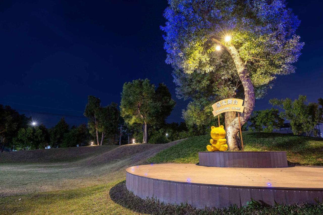 Hsin Hotel Цзяї Екстер'єр фото The Golden Monkey statue at the entrance of the park