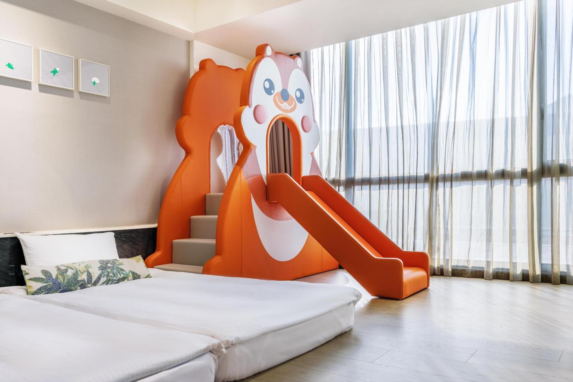 Hsin Hotel Цзяї Екстер'єр фото Family room with slide